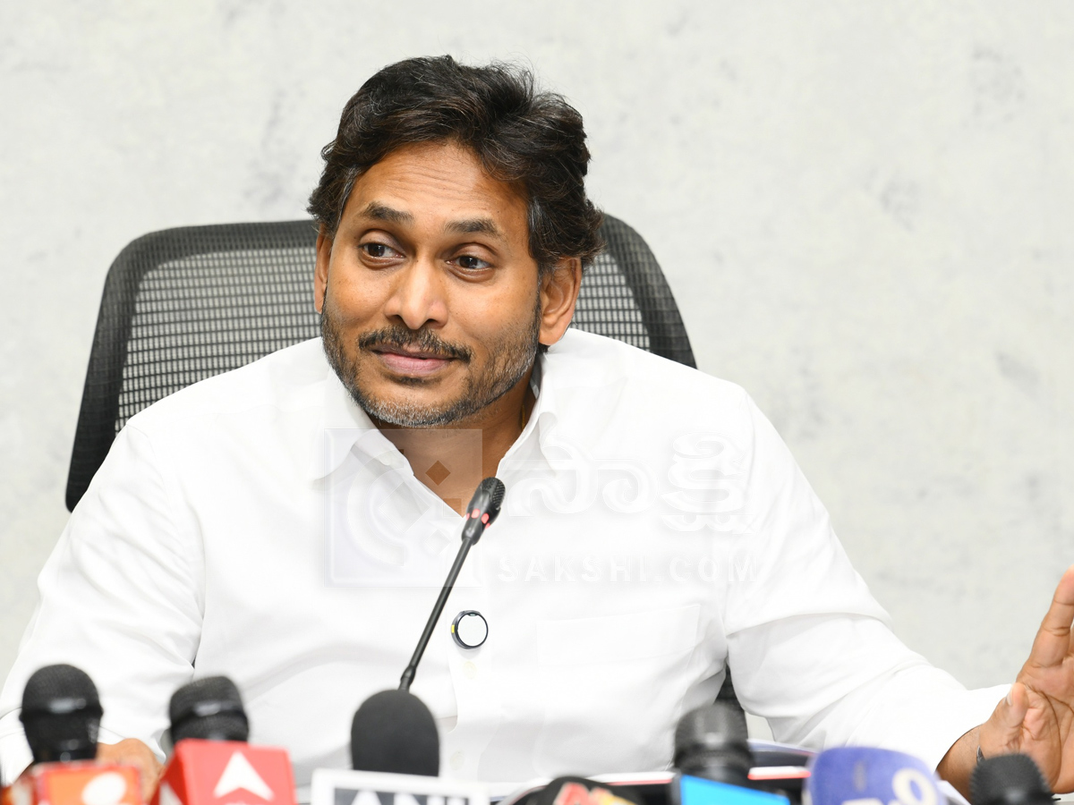 YS Jagan Sensational Press Meet Photos14