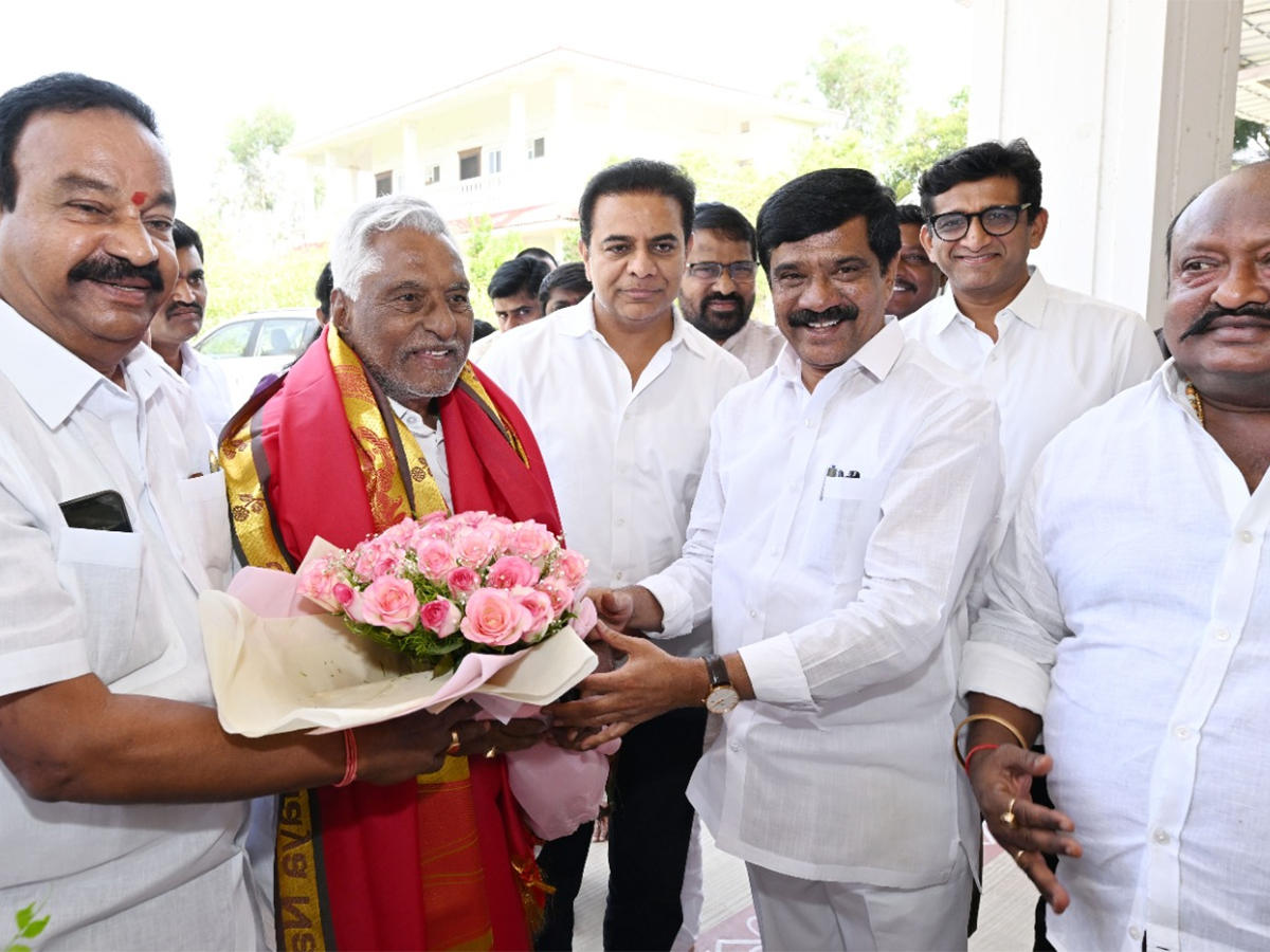 Jeevan Reddy meets KCR at his Erravelli residence2