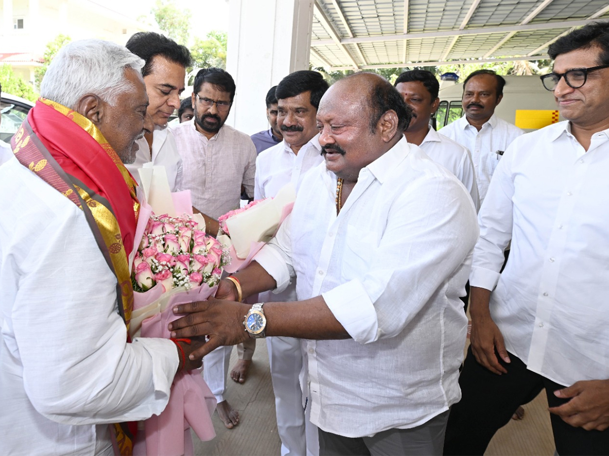 Jeevan Reddy meets KCR at his Erravelli residence3