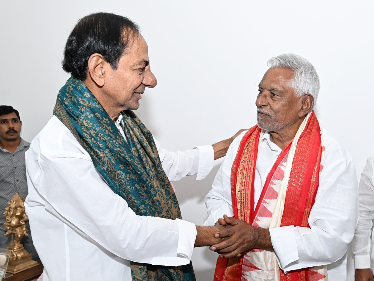 Jeevan Reddy meets KCR at his Erravelli residence4