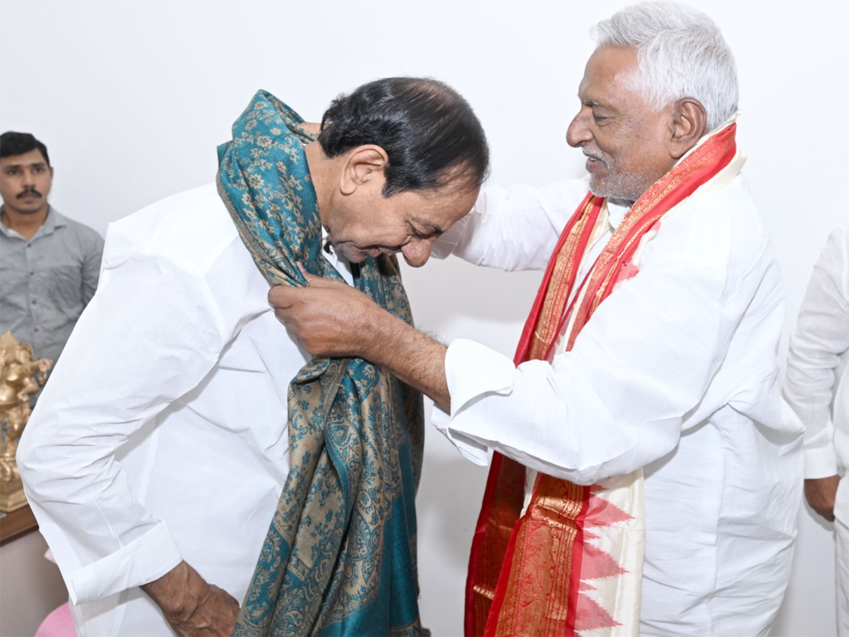 Jeevan Reddy meets KCR at his Erravelli residence5