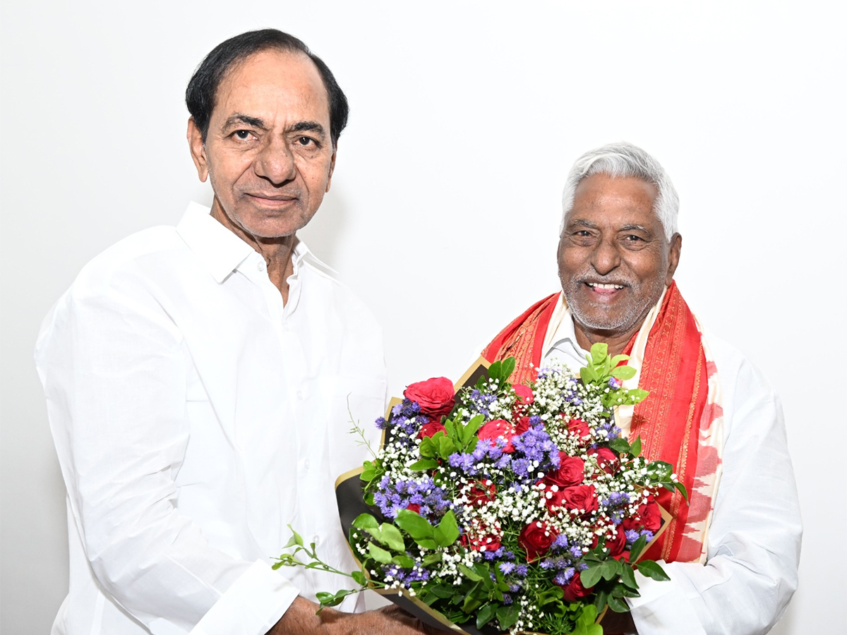 Jeevan Reddy meets KCR at his Erravelli residence6