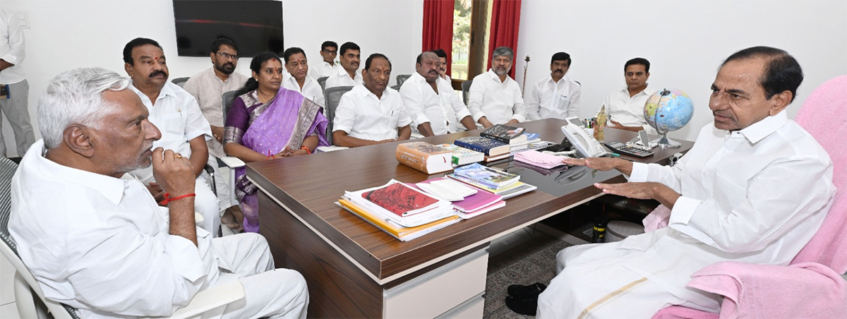 Jeevan Reddy meets KCR at his Erravelli residence7