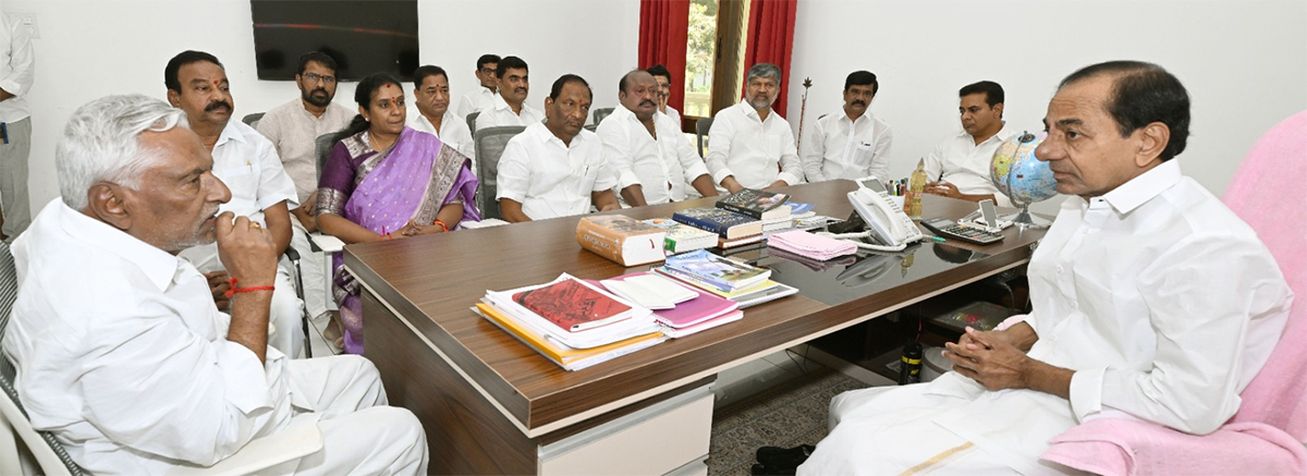 Jeevan Reddy meets KCR at his Erravelli residence8