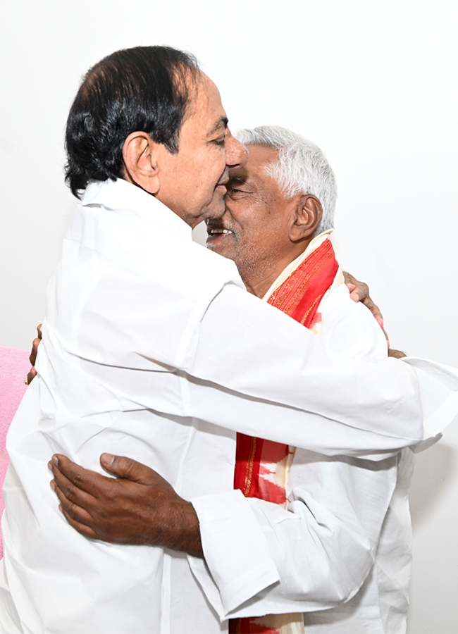 Jeevan Reddy meets KCR at his Erravelli residence9