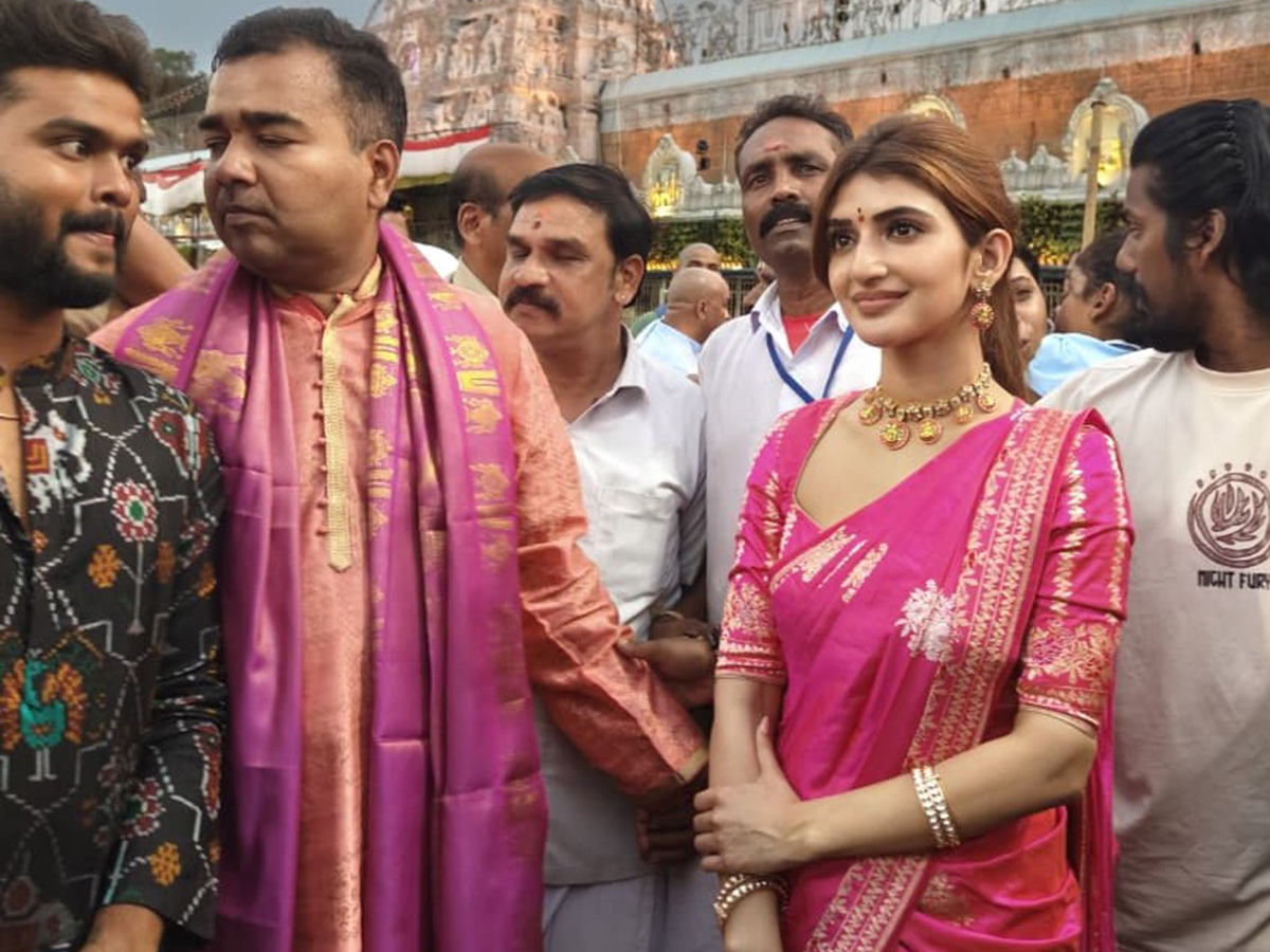 Tollywood Actress Sreeleela In Tirupati5