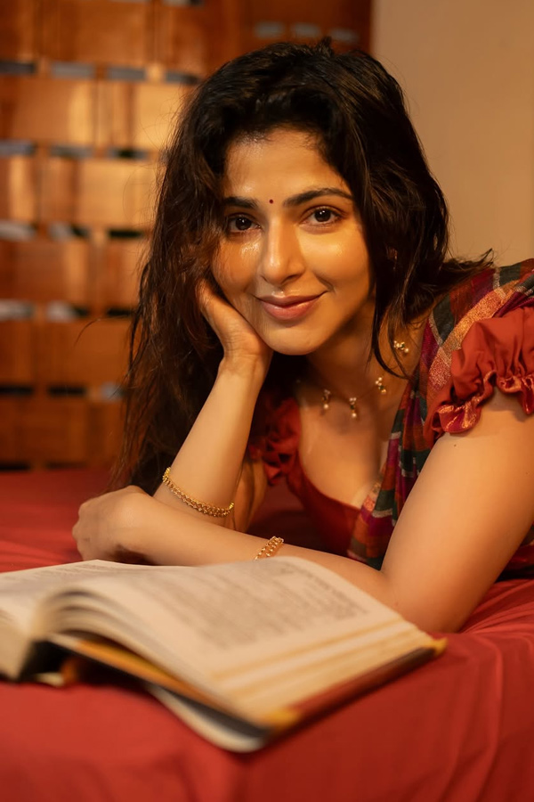 Tamil New Year : Kollywood Actresses and their traditional Avatars Photos5