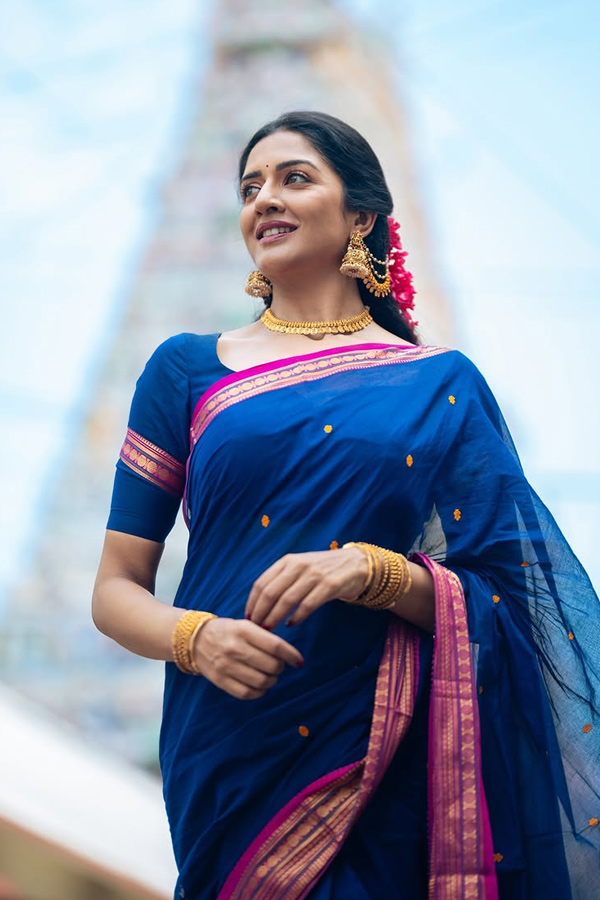 Tamil New Year : Kollywood Actresses and their traditional Avatars Photos8