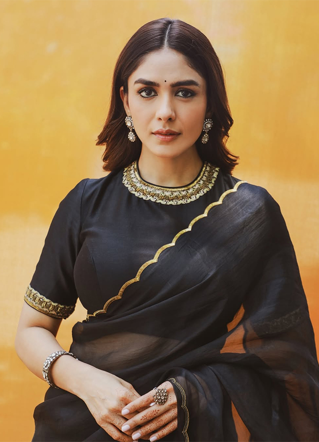 Tollywood Actress Mrunal Thakur Viral Photos10