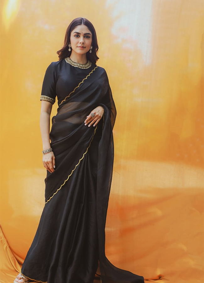 Tollywood Actress Mrunal Thakur Viral Photos11