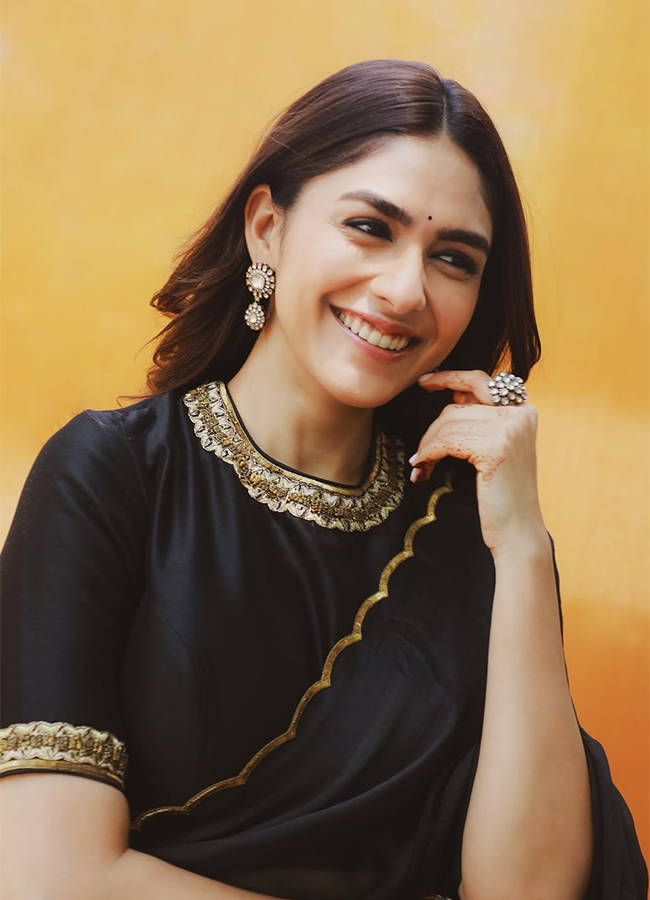 Tollywood Actress Mrunal Thakur Viral Photos12