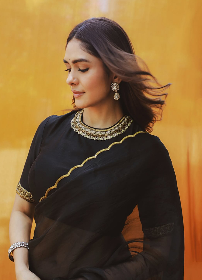 Tollywood Actress Mrunal Thakur Viral Photos2
