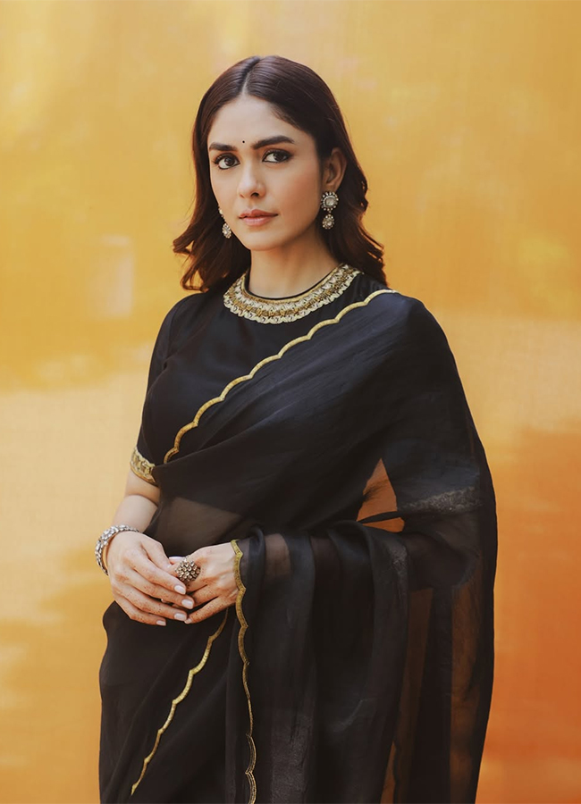 Tollywood Actress Mrunal Thakur Viral Photos3