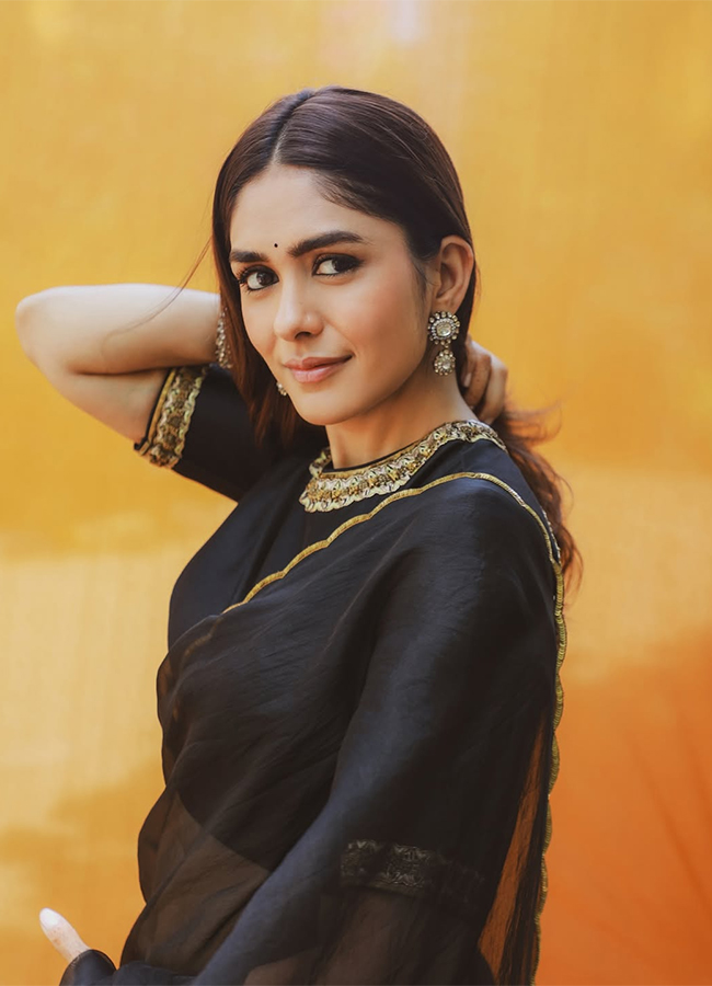 Tollywood Actress Mrunal Thakur Viral Photos4