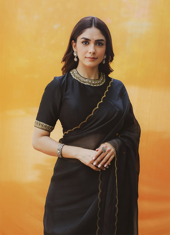 Tollywood Actress Mrunal Thakur Viral Photos5