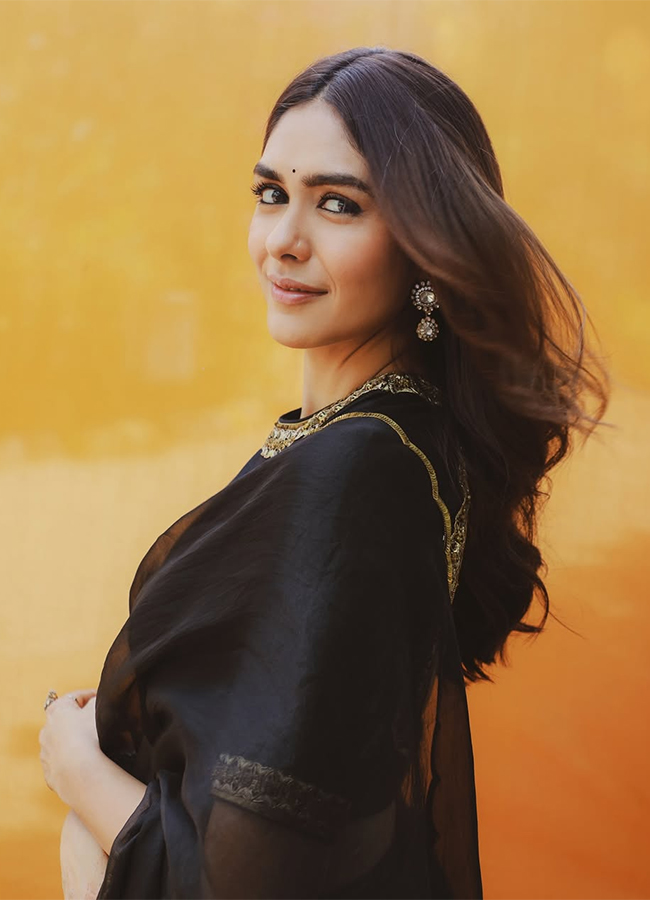 Tollywood Actress Mrunal Thakur Viral Photos6