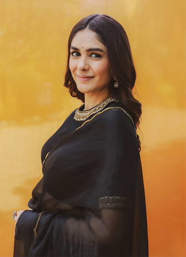 Tollywood Actress Mrunal Thakur Viral Photos7