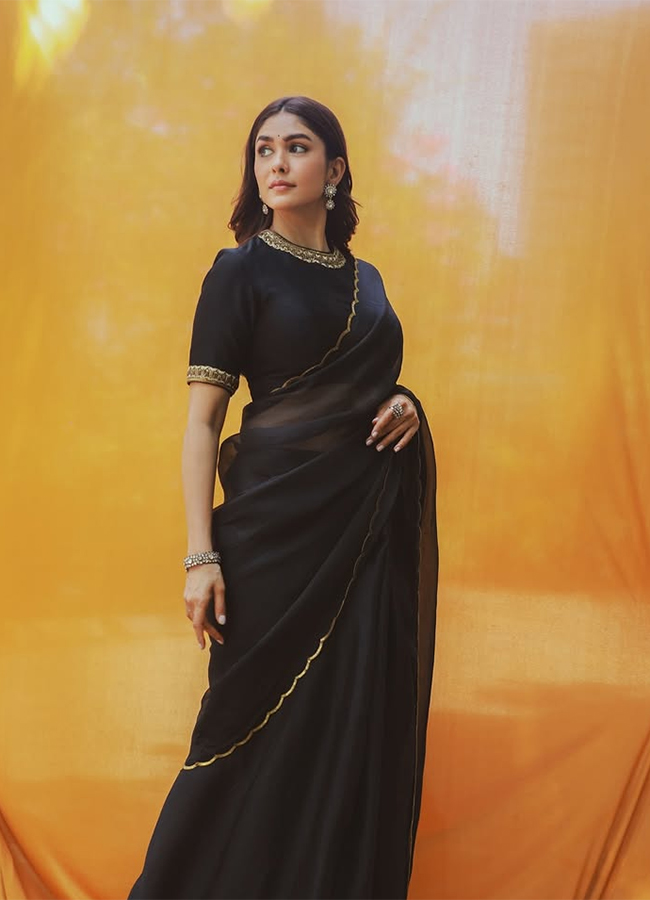 Tollywood Actress Mrunal Thakur Viral Photos8