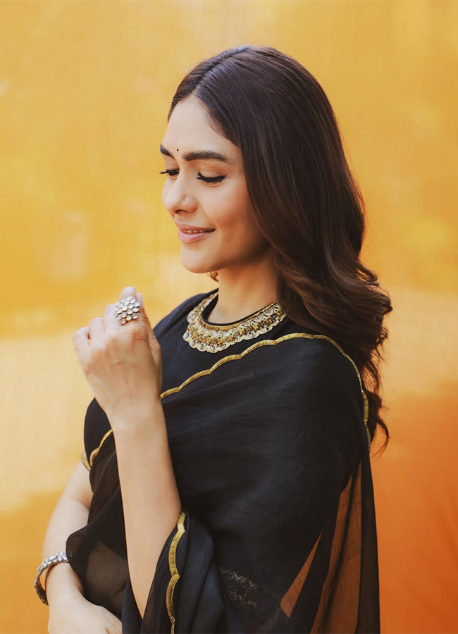 Tollywood Actress Mrunal Thakur Viral Photos9