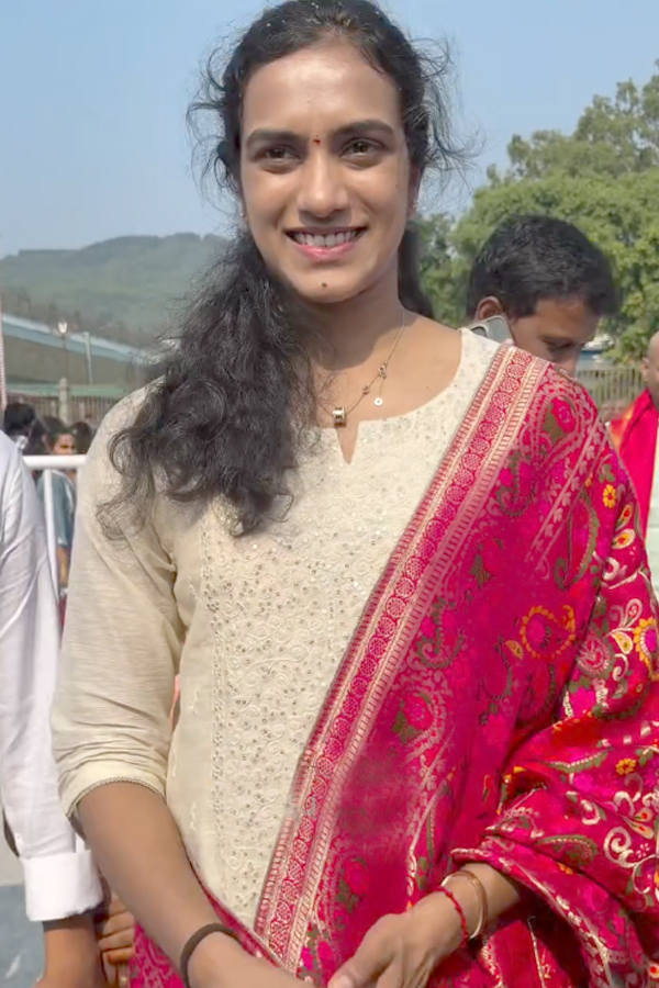 Indian Badminton Player Pv Sindhu Couple Visited Tirumala Photos4