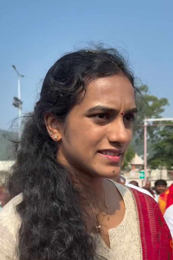 Indian Badminton Player Pv Sindhu Couple Visited Tirumala Photos5