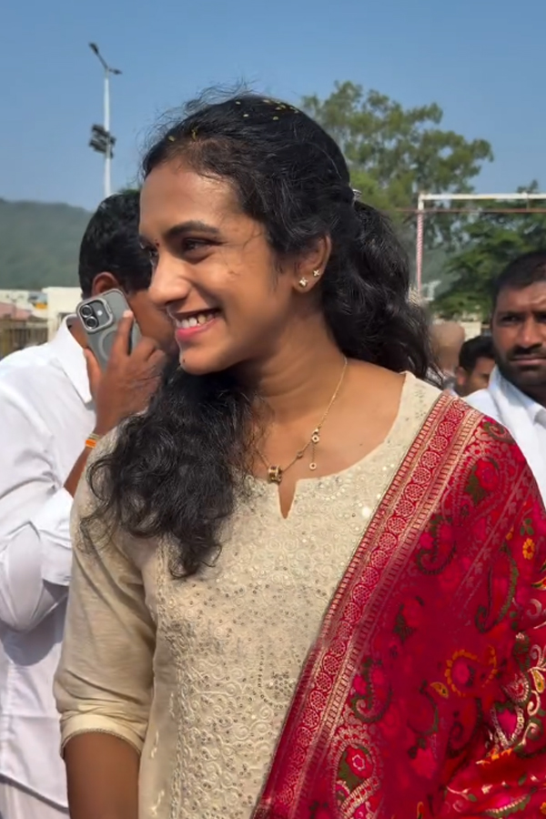 Indian Badminton Player Pv Sindhu Couple Visited Tirumala Photos6