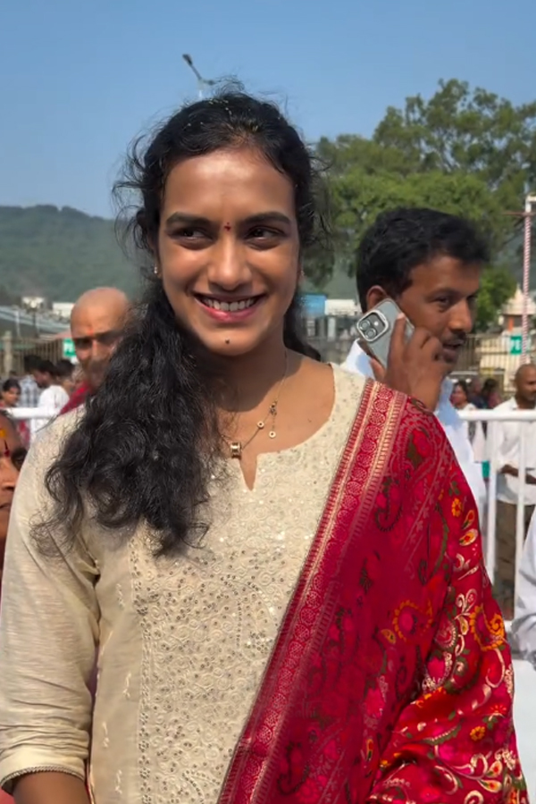 Indian Badminton Player Pv Sindhu Couple Visited Tirumala Photos7
