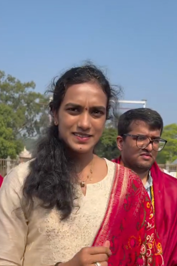 Indian Badminton Player Pv Sindhu Couple Visited Tirumala Photos8