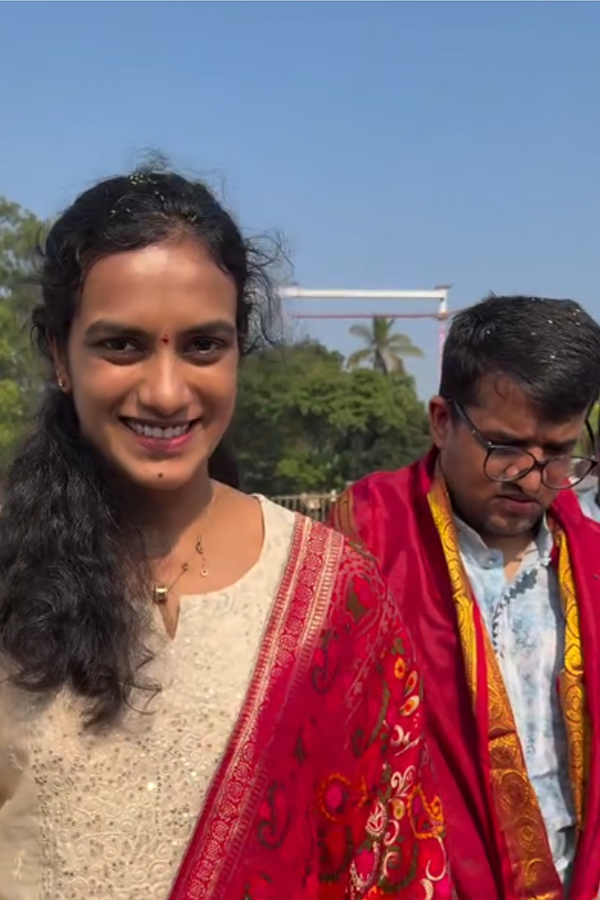 Indian Badminton Player Pv Sindhu Couple Visited Tirumala Photos9