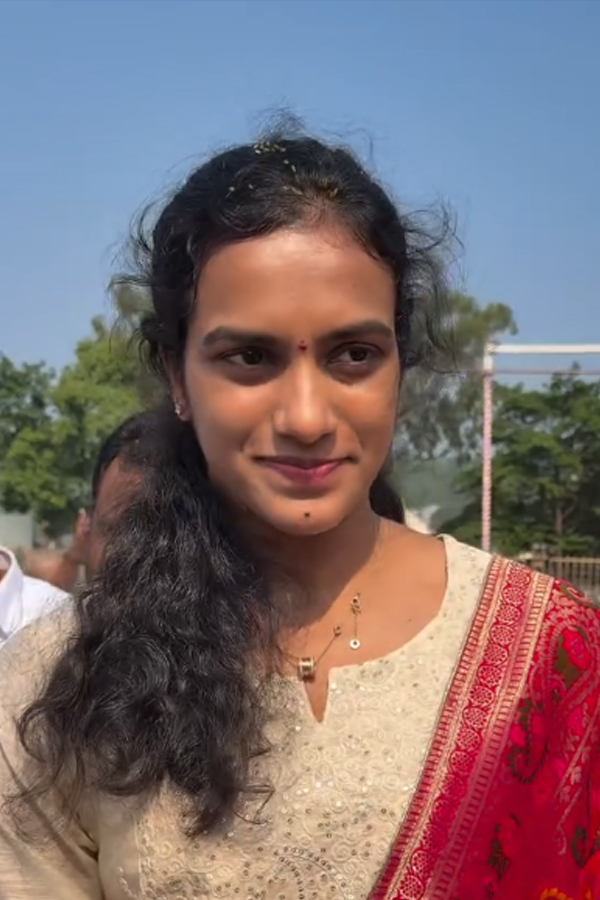 Indian Badminton Player Pv Sindhu Couple Visited Tirumala Photos10
