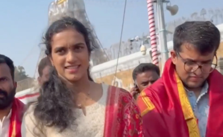 Indian Badminton Player Pv Sindhu Couple Visited Tirumala Photos2