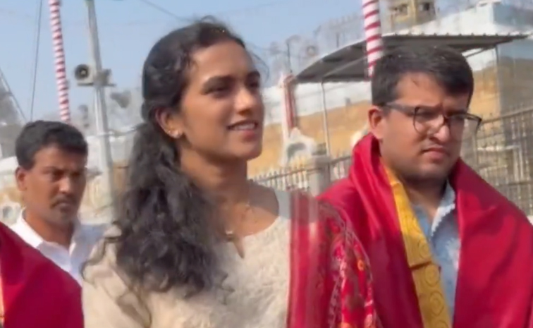 Indian Badminton Player Pv Sindhu Couple Visited Tirumala Photos3