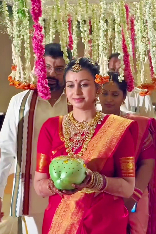 Actress Abhinaya shares beautiful wedding pics on her 1st wedding Anniversary Photos14