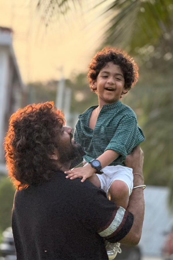 Actress Nayanthara Playing With Her Twin Kids Photos2