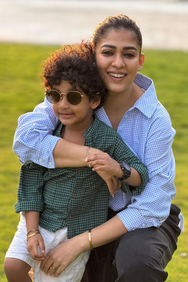 Actress Nayanthara Playing With Her Twin Kids Photos3