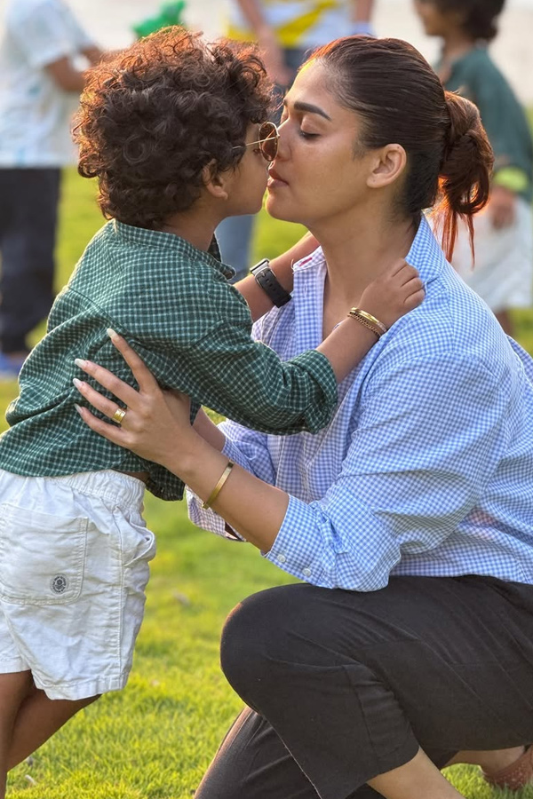 Actress Nayanthara Playing With Her Twin Kids Photos4