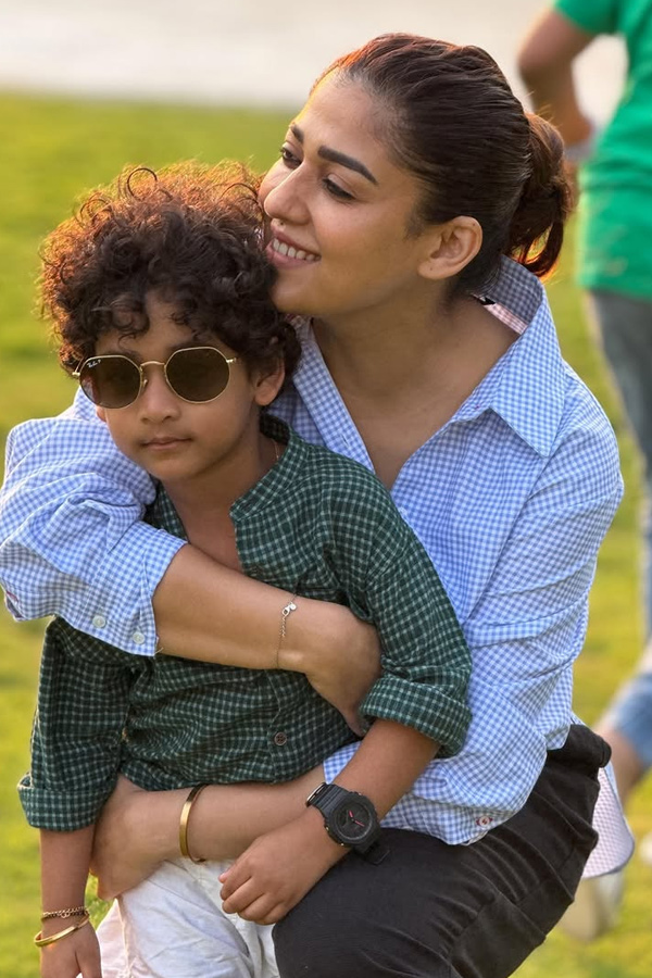 Actress Nayanthara Playing With Her Twin Kids Photos6