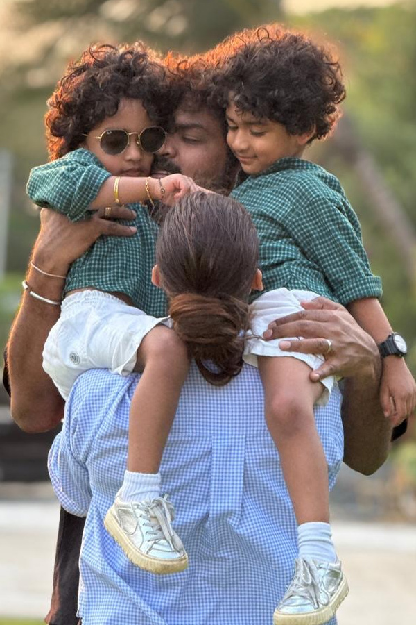 Actress Nayanthara Playing With Her Twin Kids Photos9