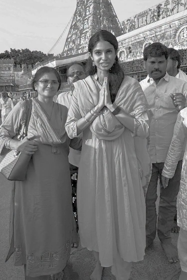 Actress Tamanna And Manasa Varanasi Visits Tirumala Temple Photos14