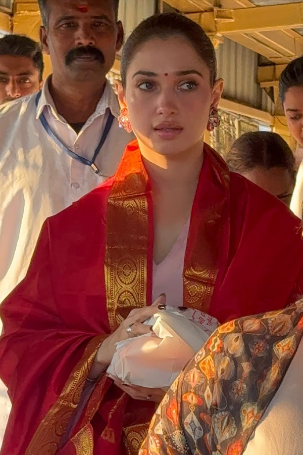 Actress Tamanna And Manasa Varanasi Visits Tirumala Temple Photos4