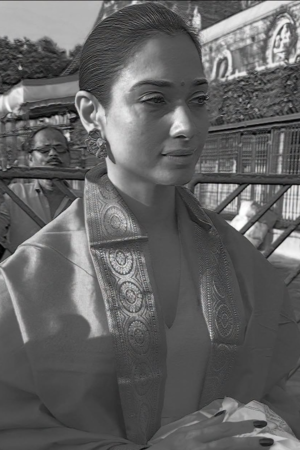 Actress Tamanna And Manasa Varanasi Visits Tirumala Temple Photos6