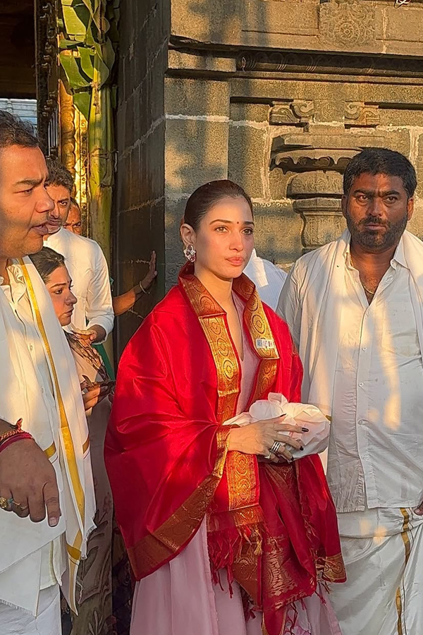 Actress Tamanna And Manasa Varanasi Visits Tirumala Temple Photos7
