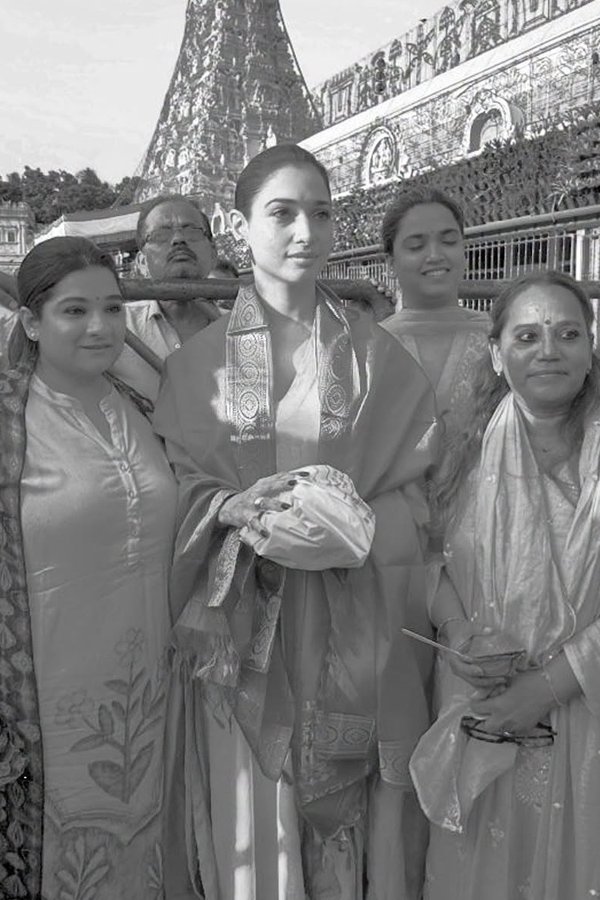Actress Tamanna And Manasa Varanasi Visits Tirumala Temple Photos8