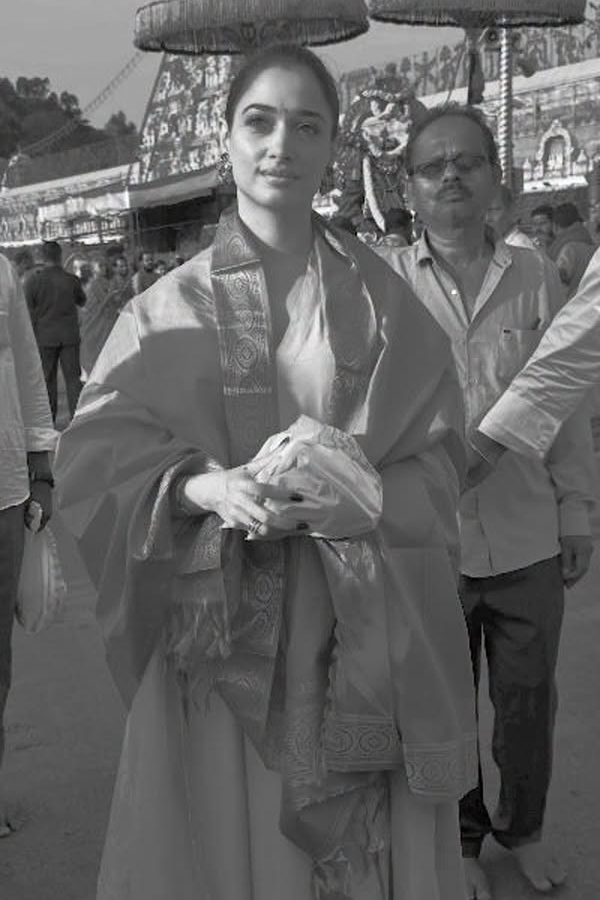 Actress Tamanna And Manasa Varanasi Visits Tirumala Temple Photos9