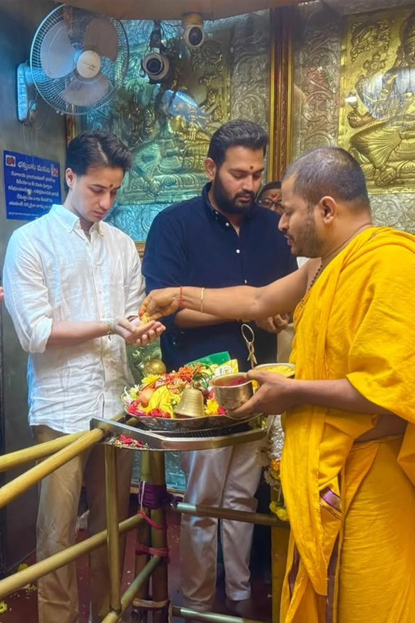 SRH Player Abhishek Sharma Visits Balkampet Yellamma Temple Photos2