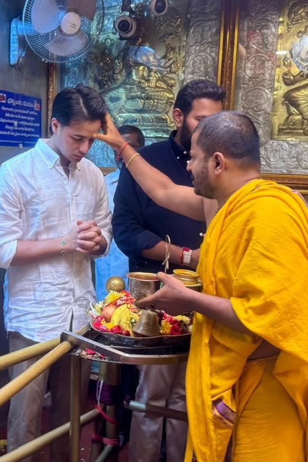 SRH Player Abhishek Sharma Visits Balkampet Yellamma Temple Photos3