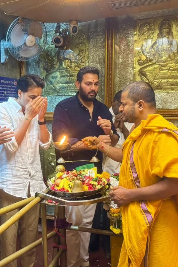 SRH Player Abhishek Sharma Visits Balkampet Yellamma Temple Photos4