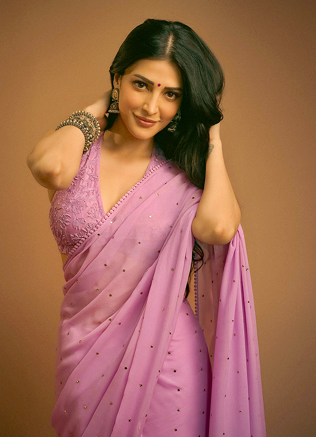 Indian Actress And Singer Shruti Haasan New Photos Viral10