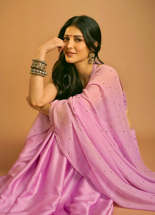Indian Actress And Singer Shruti Haasan New Photos Viral12