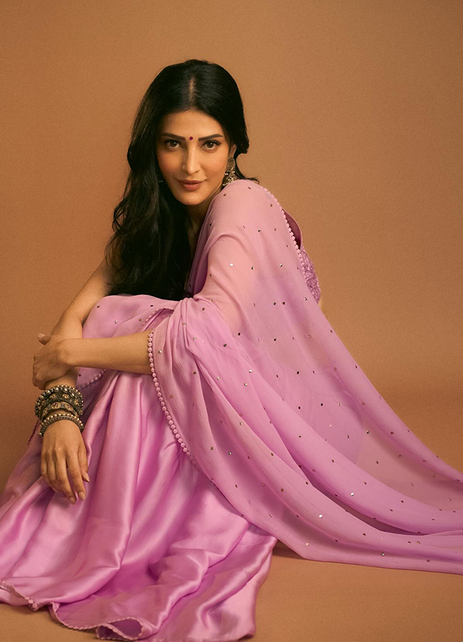 Indian Actress And Singer Shruti Haasan New Photos Viral14
